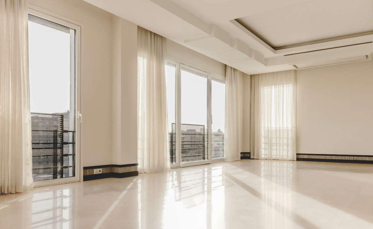 Salón vacío y limpio